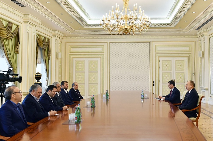 Präsident Ilham Aliyev empfängt eine Delegation um Gouverneur der iranischen Provinz West-Aserbaidschan